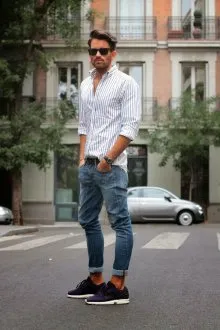 Летний мужской образ с кроссовками и полосатой рубашкой в стиле casual