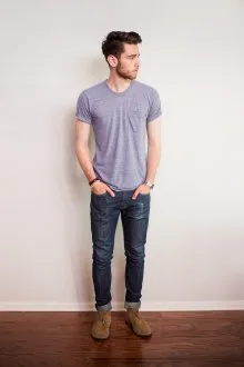 Мужские джинсы и футболка в стиле casual
