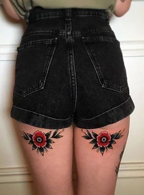 женская татуировка на задней части бедра