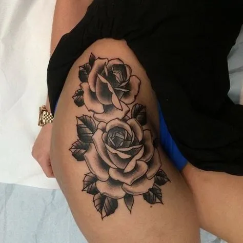 татуировка роз на бедре