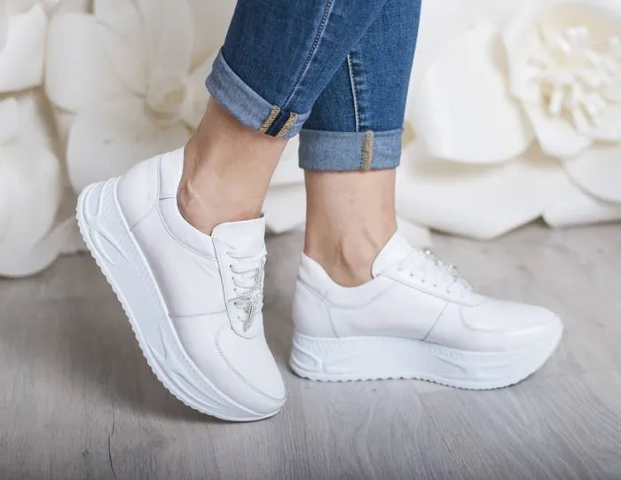 Белые модные кроссовки 