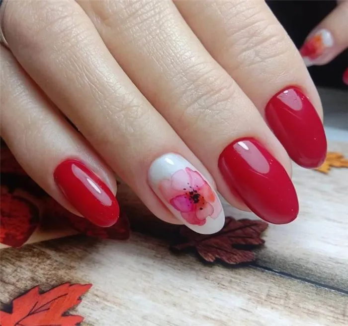 Красная акварельная роспись на длинные ногти