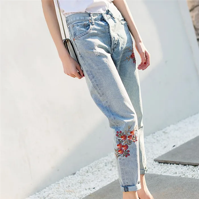 Стильные джинсы 2022-2023 года: новинки, тренды, модные образы - фото