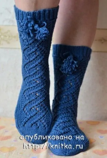 Тёплые ажурные носки с декоративной полосой, описание и схема