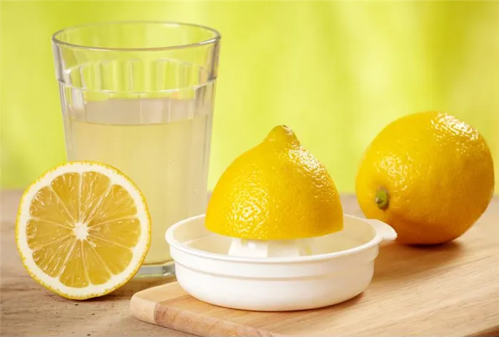Отмыть холодильник можно с помощью лимонного сока