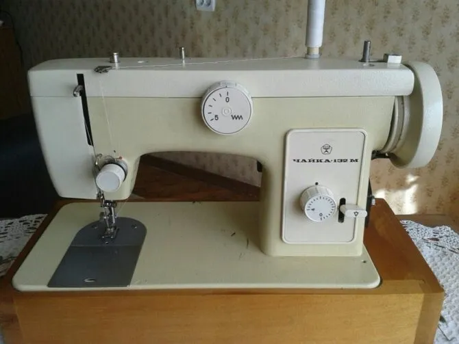 Швейная машина с электромеханическим приводом