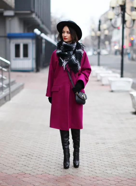 пурпурное пальто с черной шляпой
