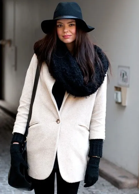 белое пальто с черной шляпой и шарфом