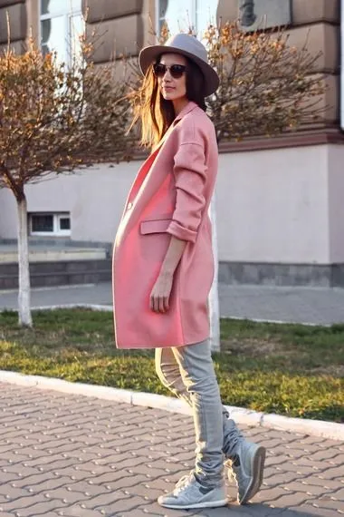 розовое пальто с серой шляпой