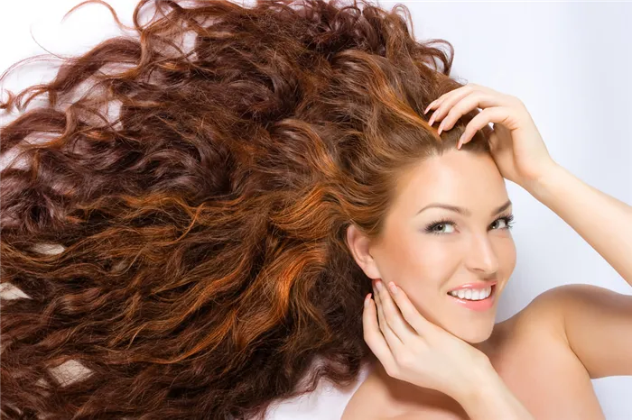 Маска из желтка для жирных волос способствует восстановлению их естественного блеска и эластичности 