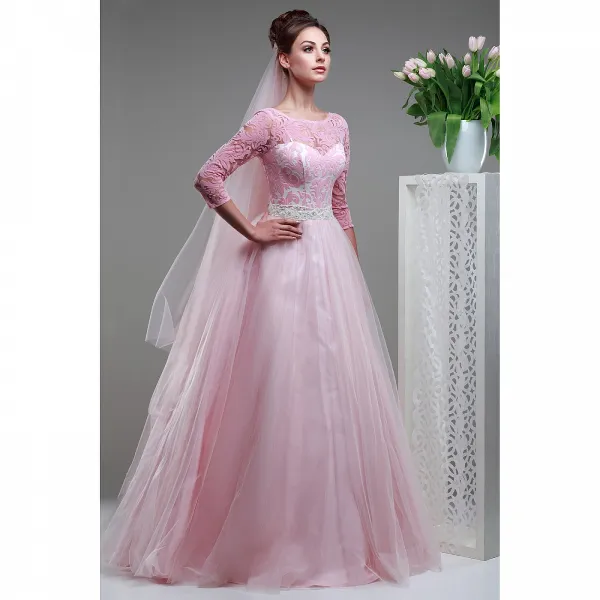 Кружевное свадебное платье розового цвета