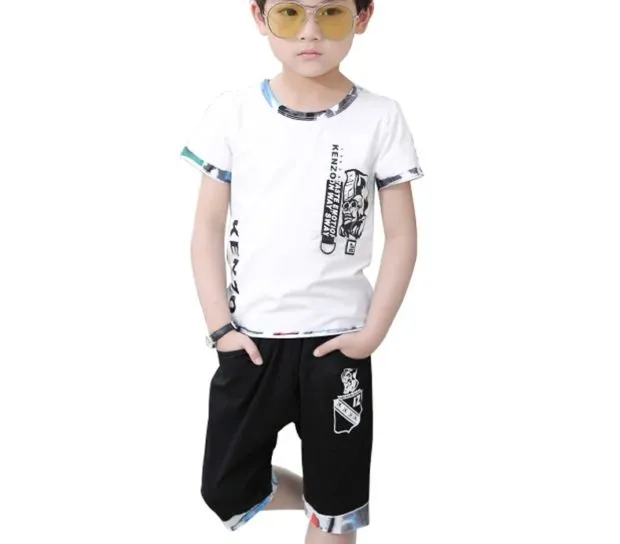 детская мода: черные шорты белая футболка