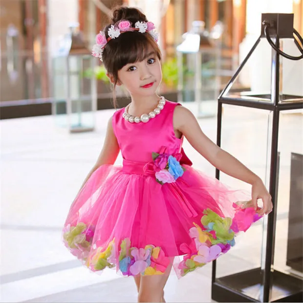 детская мода: розовое платье с пышной юбкой в цветы
