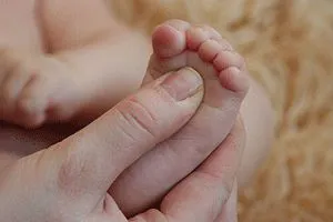 Ножки новорожденного ребенка
