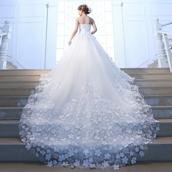 Фото самого пышного платья невесты в мире