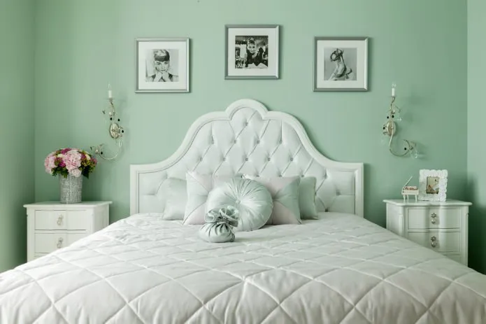 спальня с однотонными мятными стенами