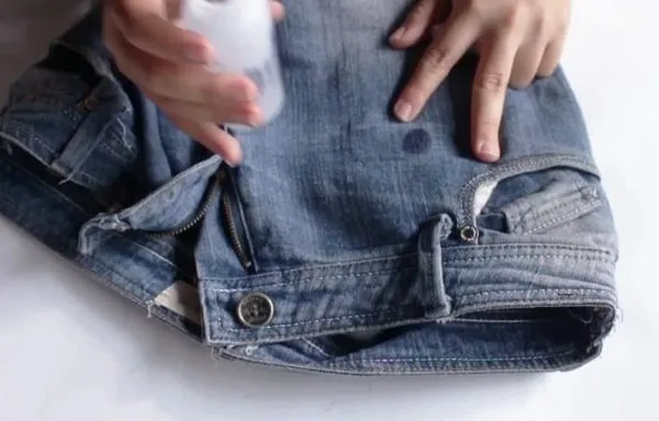 Чернильное пятно на джинсах