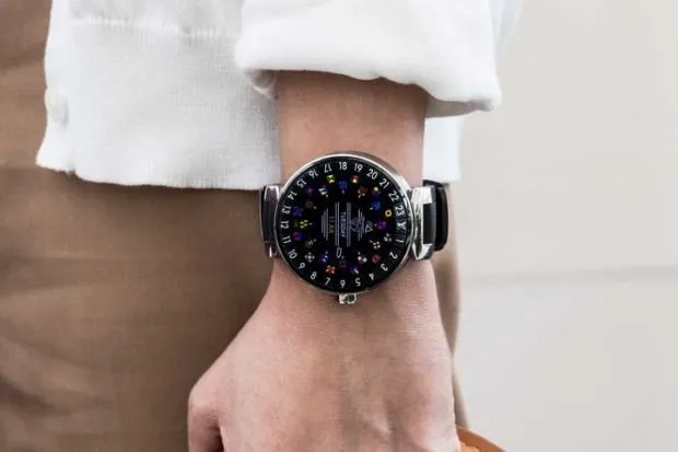 модные женские часы 2024: большие черные с цветными кругами