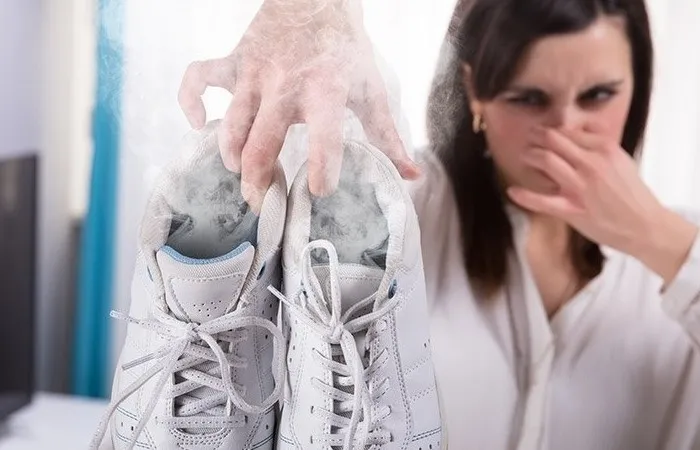 Не стоит терпеть неприятный запах в кроссовках, ведь его можно легко нейтрализовать