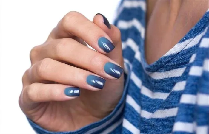 Синий градиент на короткие ногти