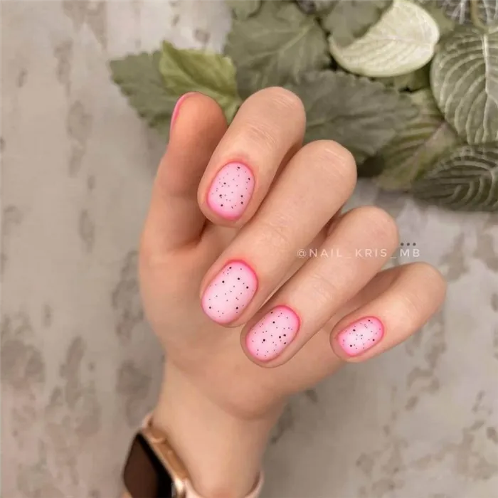 Розовый молочный градиент на короткие ногти