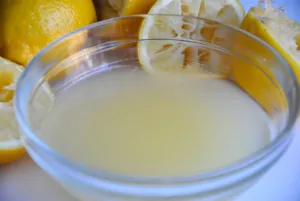 Лимонный сок как средство против пятен