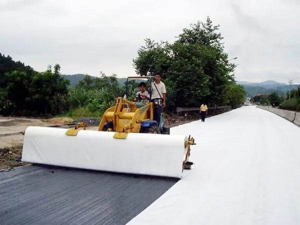 Укладка гидроизоляционного слоя дорожного покрытия из геотекстиля