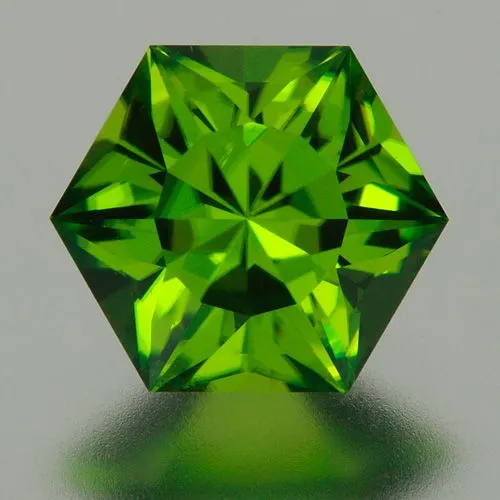 Шестиугольный аризонский перидот чисто зеленого цвета