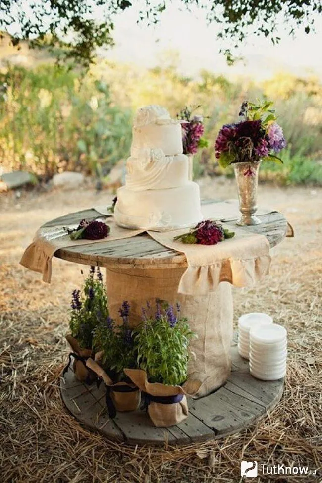 Свадебный торт на столе из деревянной катушки
