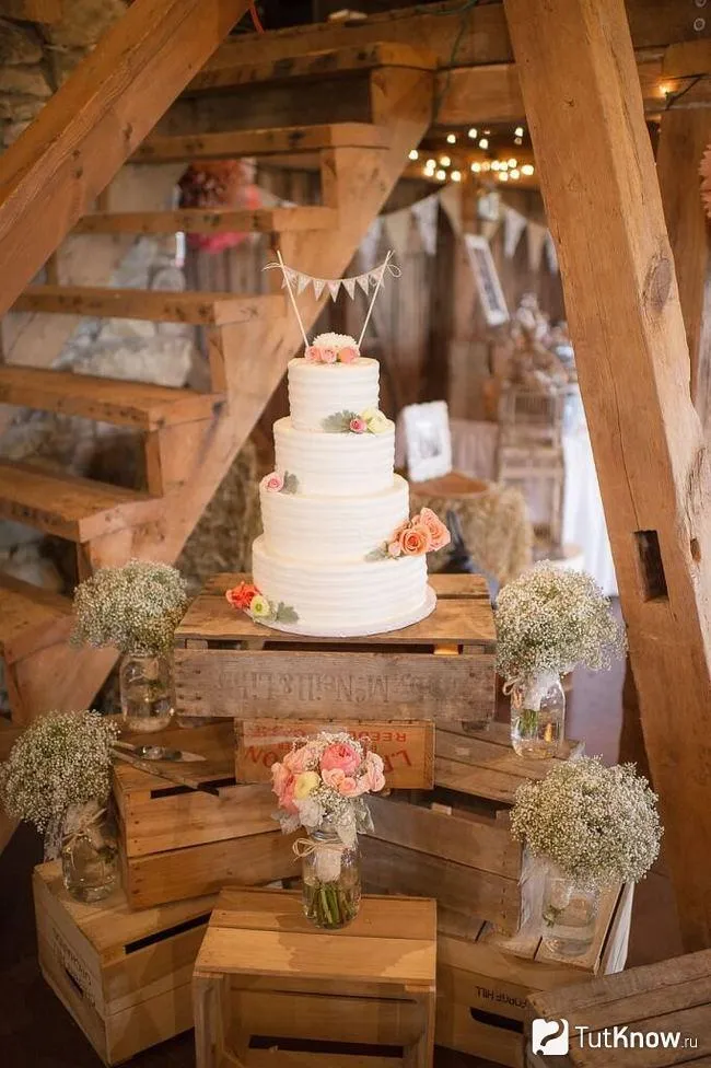 Свадебный торт на подставке из ящиков