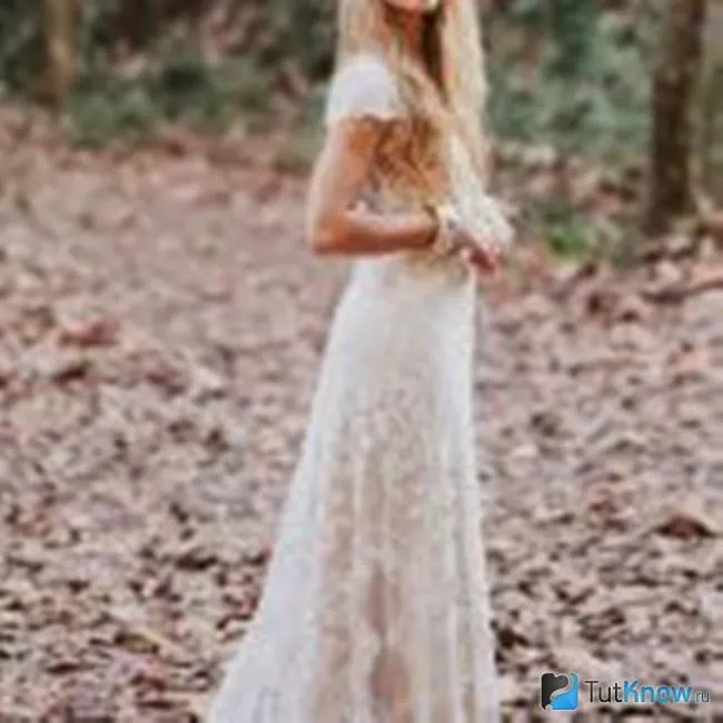 Невеста в длинном белом платье