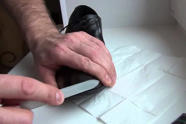 Подготовка ботинка к реставрации жидкой кожей
