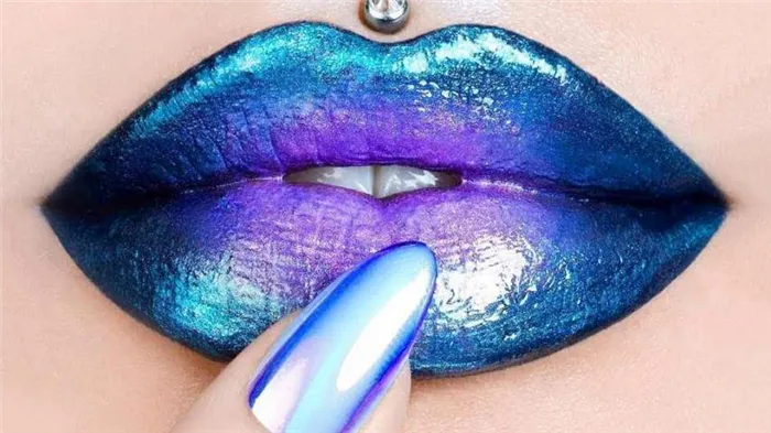 Синий макияж губ в технике омбре с блестками