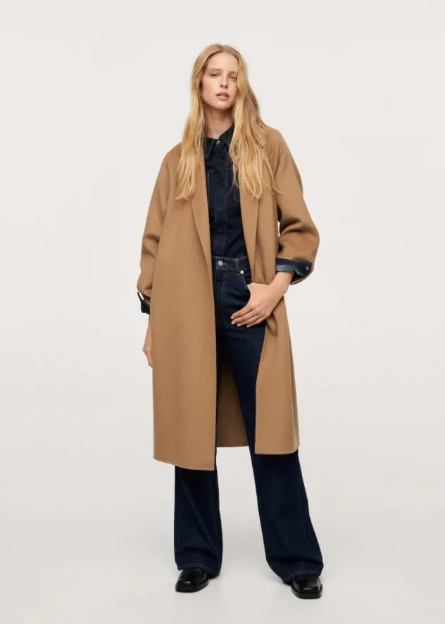 Модное женское пальто-халат идеально дополнит современные непринужденные аутфиты
