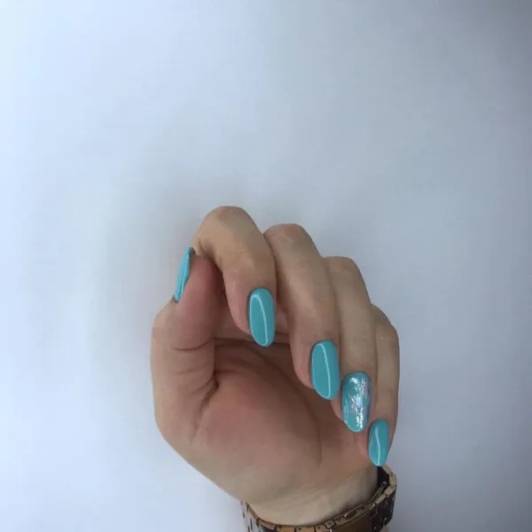 Бирюзовый маникюр на короткие ногти