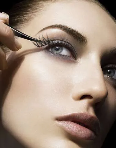 Пучковое наращивание ресниц на уголках глаз чаще используется для придания объёма