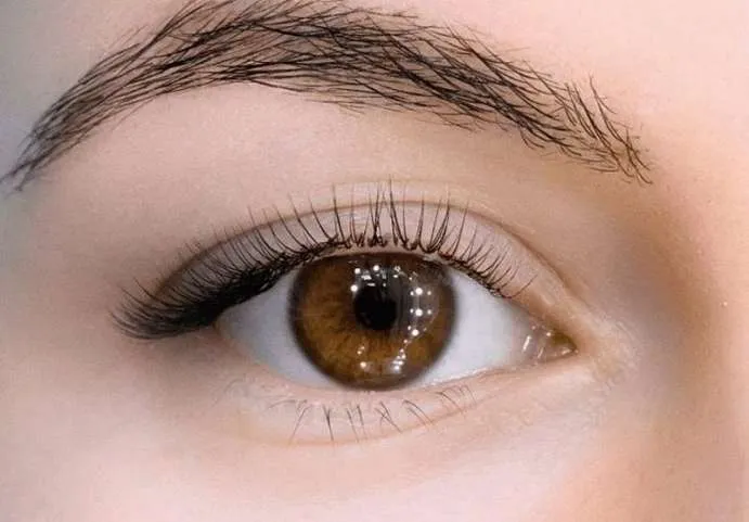 Впалые глаза корректируются изгибом ресниц при наращивании