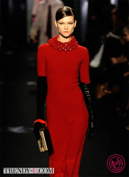 Красное платье и черные перчатки