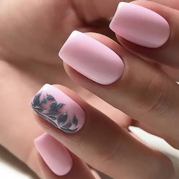 Дизайн ногтей в серо-розовом цвете. Фото маникюра, модные тенденции 2022