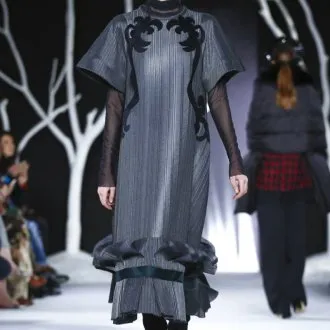 Темное платье от Валентина Юдашкина