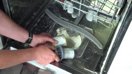 Как правильно вытащить дренажный фильтр из поддона бункера посудомоечной машины любого типа
