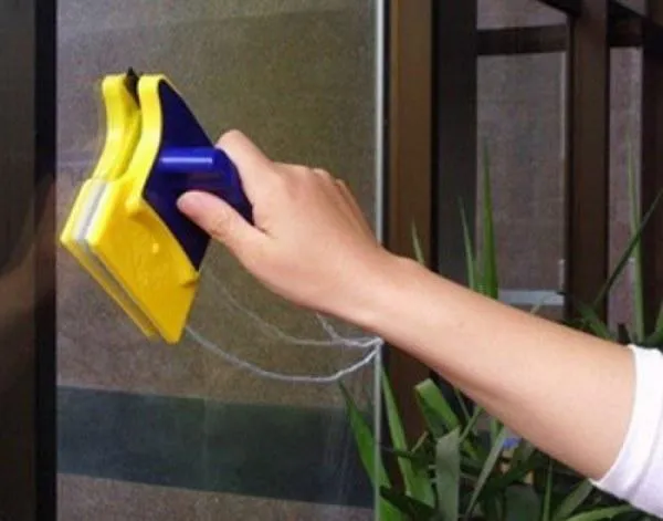 Мытье окна магнитной щеткой. Фото с сайта irecommend.ru.