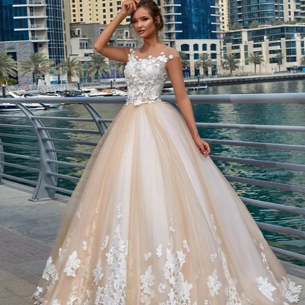Длинное свадебное платье цвета айвори