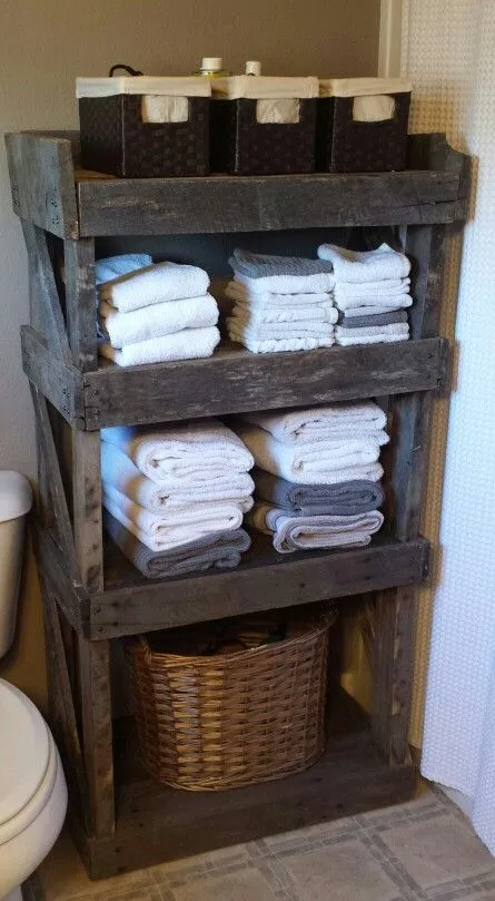 полотенца на стеллаже