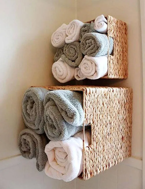 полотенца в плетеной корзине на стене