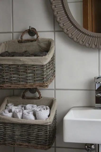 симпатичные корзиночки под полотенца в ванной комнате фото