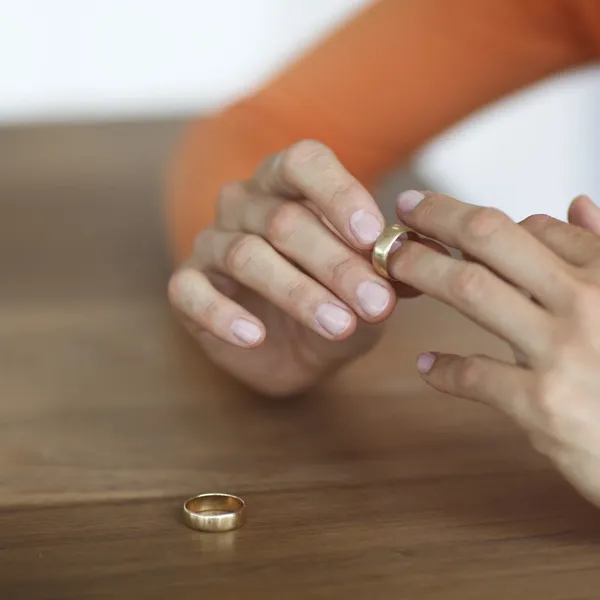 женщина снимает венчальное кольцо