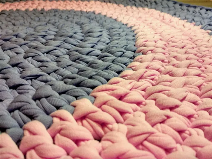 Плетенный коврик из трикотажной пряжи