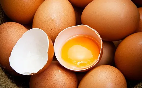 Разбитое куриное яйцо с ярким желтком