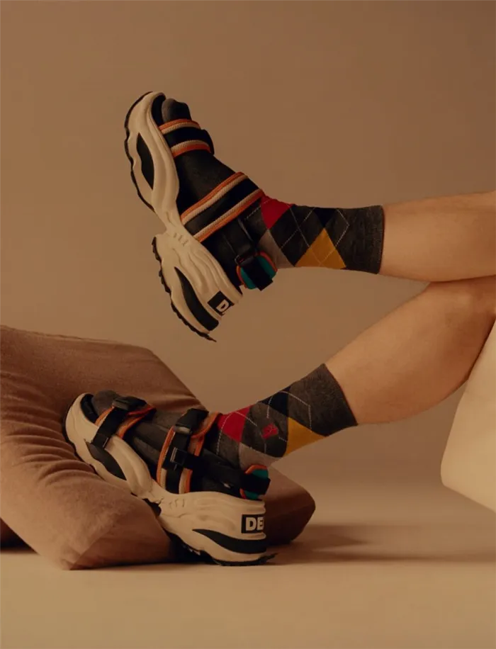 Мужские спортивные сандалии в сочетании с яркими носками с геометрическим рисунком.